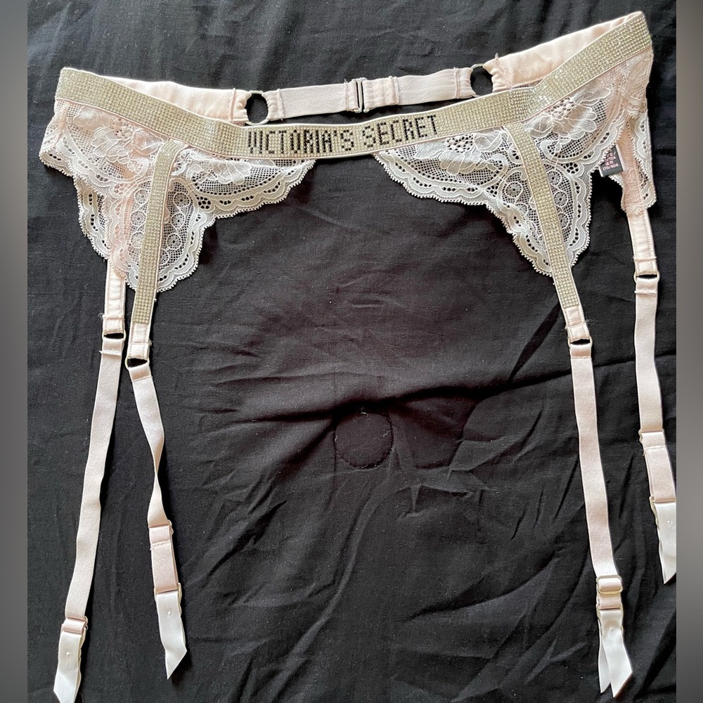 VS Shine strap garter belt